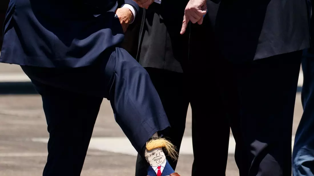 Russische Abgeordnete haben bei ihrem ersten US-Besuch seit mehr als zehn Jahren als Geschenk Socken mit dem Bildnis von Präsident Donald Trump geschenkt bekommen. (Symbolbild) - Bild: Evan Vucci/AP/dpa