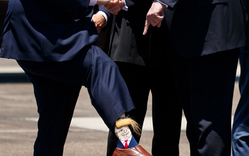 Russische Abgeordnete haben bei ihrem ersten US-Besuch seit mehr als zehn Jahren als Geschenk Socken mit dem Bildnis von PrÀsident Donald Trump geschenkt bekommen. (Symbolbild) - Foto: Evan Vucci/AP/dpa