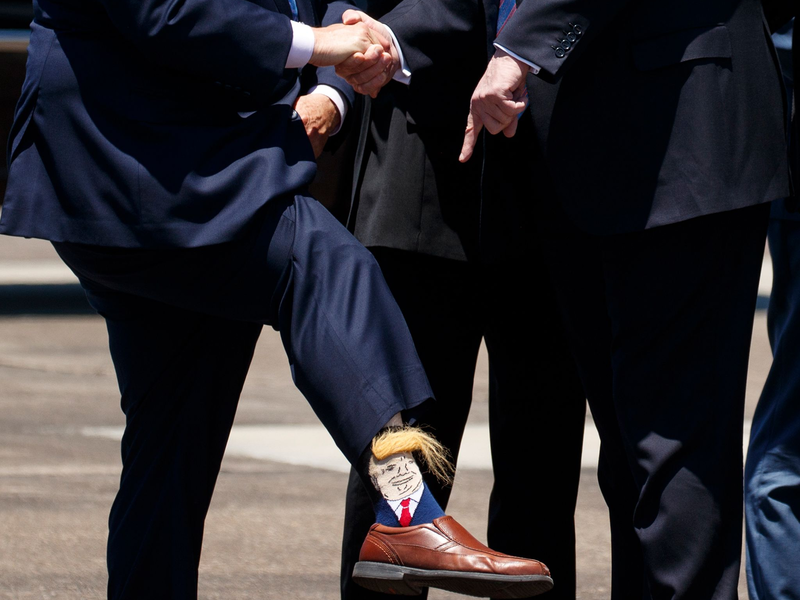 Russische Abgeordnete haben bei ihrem ersten US-Besuch seit mehr als zehn Jahren als Geschenk Socken mit dem Bildnis von Präsident Donald Trump geschenkt bekommen. (Symbolbild) - Foto: Evan Vucci/AP/dpa