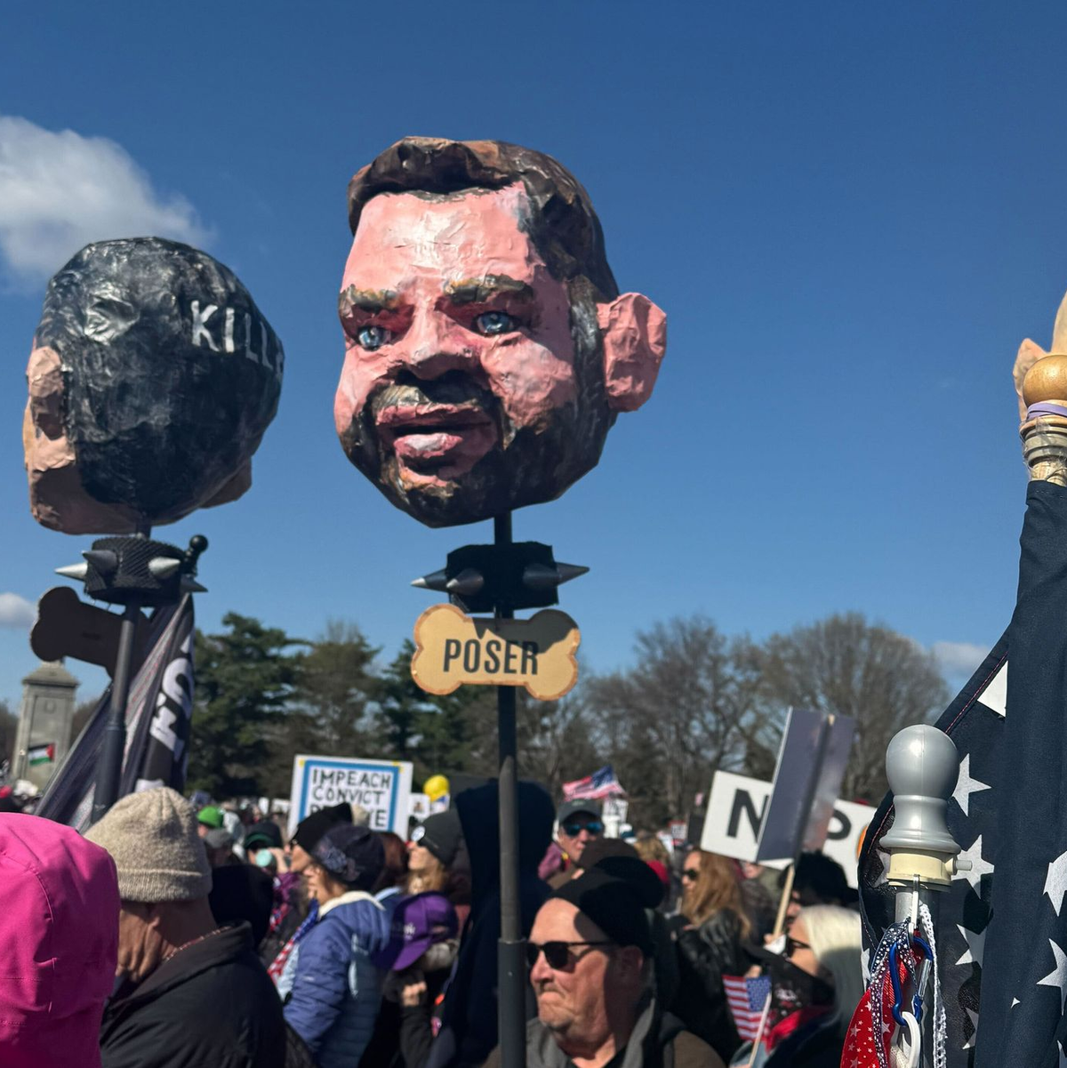 In Washington tragen Demonstrierende Pappköpfe, die unter anderem den US-Vizepräsidenten J.D. Vance (M) darstellen sollen. - Foto: Anna Ringle/dpa