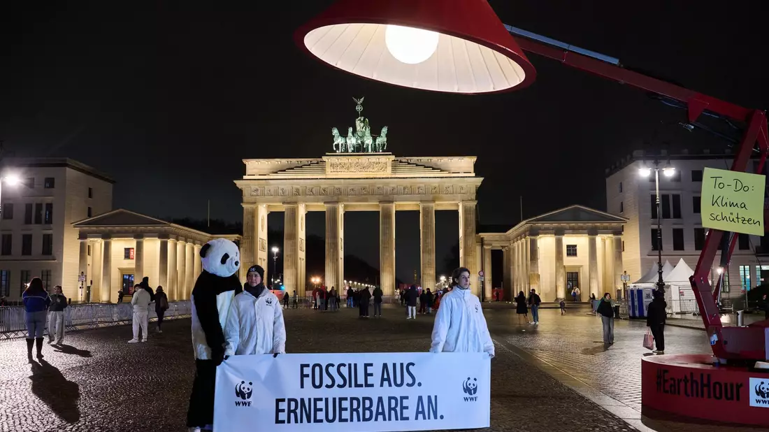 Auch am Brandenburger Tor gingen die Lichter aus. Der WWF wirbt auch dafür, privat Energie zu sparen. Daher wurde eine übergroße Schreibtischlampe aufgebaut und ausgemacht. - Bild: Annette Riedl/dpa