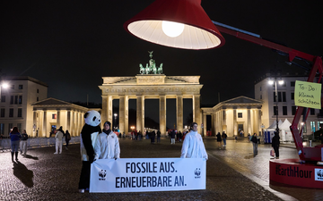 Auch am Brandenburger Tor gingen die Lichter aus. Der WWF wirbt auch dafĂŒr, privat Energie zu sparen. Daher wurde eine ĂŒbergroĂe Schreibtischlampe aufgebaut und ausgemacht. - Foto: Annette Riedl/dpa