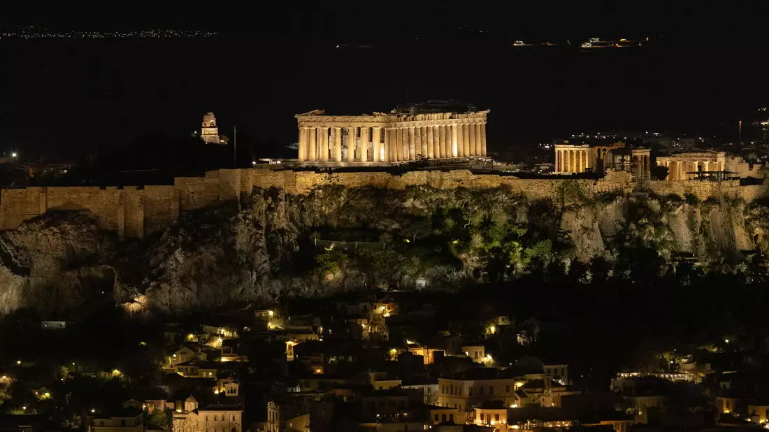 Die Akropolis im Zentrum Athens hell erleuchtet - kurz bevor sie im Rahmen der Earth Hour ihre Lichter abschaltet. - Bild: Socrates Baltagiannis/dpa