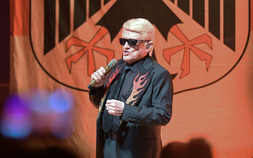 Der Bundesadler leuchtet in Schwarz-Rot-Gold, wenn Heino auf der BĂŒhne singt. - Foto: Michael Bahlo/dpa