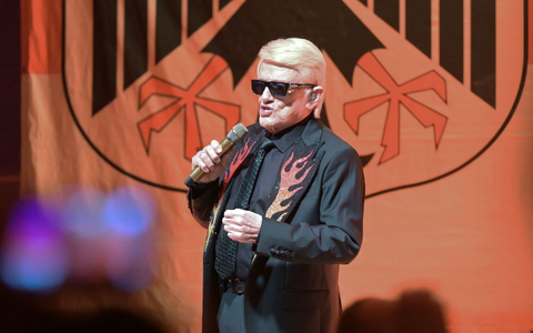 Der Bundesadler leuchtet in Schwarz-Rot-Gold, wenn Heino auf der Bühne singt.  - Foto: Michael Bahlo/dpa