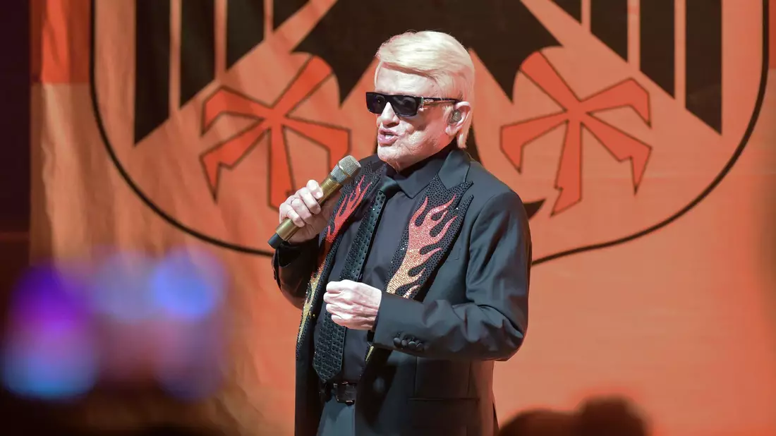 Der Adler leuchtet in Schwarz-Rot-Gold, wenn Heino auf der Bühne singt. - Bild: Michael Bahlo/dpa