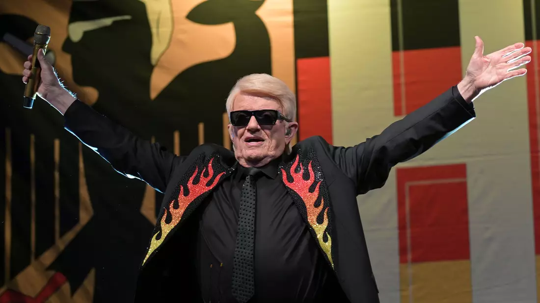 Heino wird bei seinem Zusatzkonzert aus Solidarität mit einem Feuerwehrmann im brandenburgischen Bad Belzig bejubelt.  - Bild: Michael Bahlo/dpa
