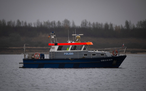 Der Wal wird von der Wasserschutzpolizei begleitet.  - Foto: Philip Dulian/dpa