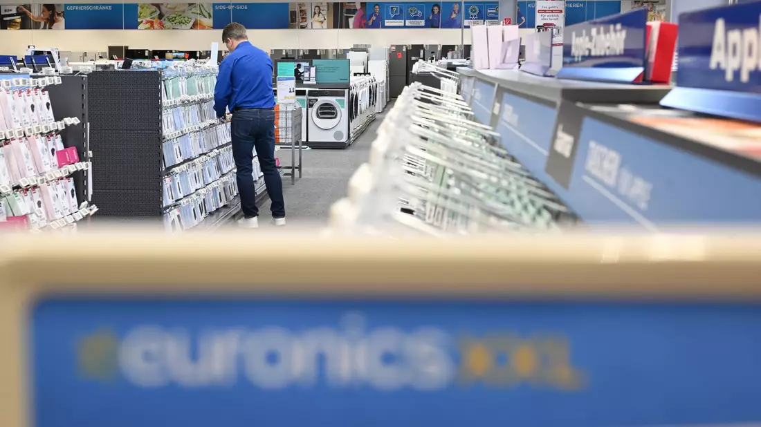 Euronics rechnet mit Umsatzrückgang im laufenden Geschäftsjahr. (Archivbild) - Bild: Marijan Murat/dpa