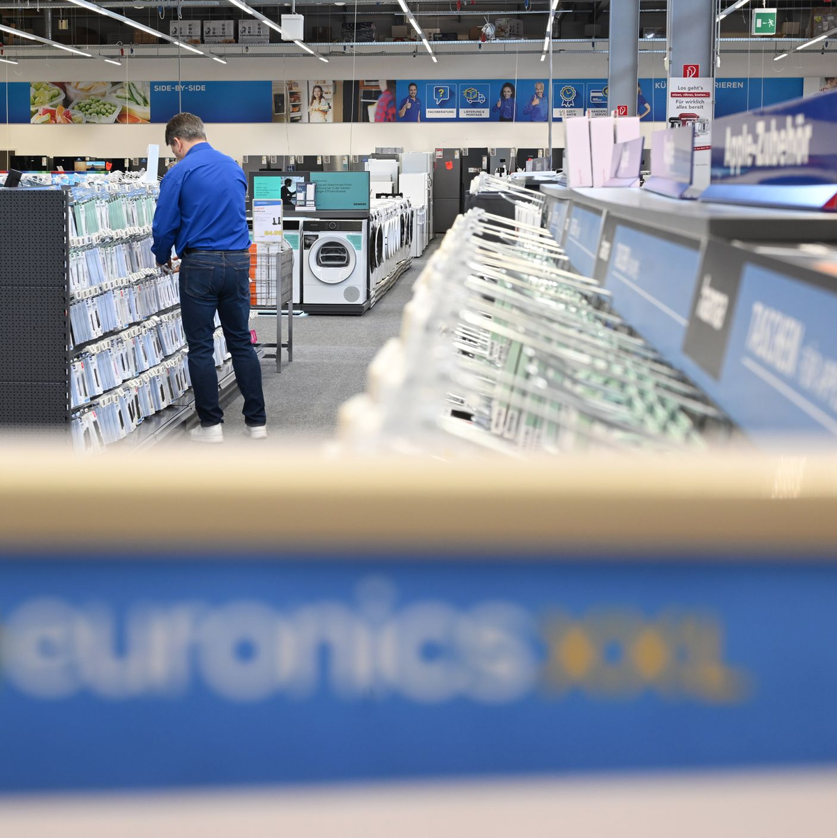 Euronics rechnet mit Umsatzrückgang im laufenden Geschäftsjahr. (Archivbild) - Foto: Marijan Murat/dpa