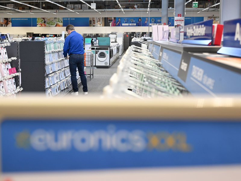 Euronics rechnet mit Umsatzrückgang im laufenden Geschäftsjahr. (Archivbild) - Foto: Marijan Murat/dpa