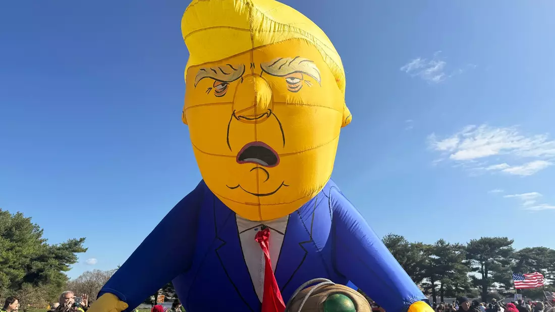 Die Proteste richten sich gegen Trump und seine Politik. - Bild: Anna Ringle/dpa