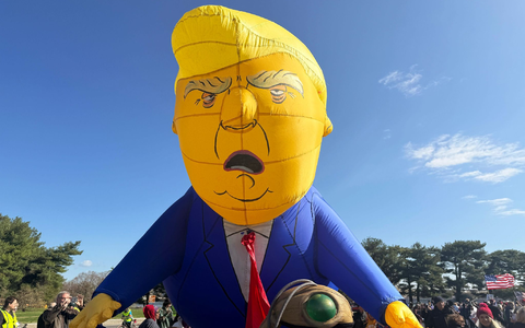 Die Proteste richten sich gegen Trump und seine Politik. - Foto: Anna Ringle/dpa