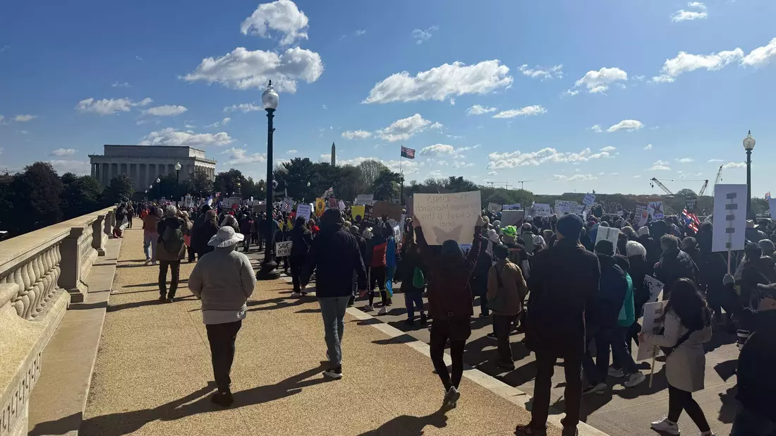 Die Teilnehmer marschieren von der Memorial Bridge bis zum Washington Monument. - Bild: Anna Ringle/dpa