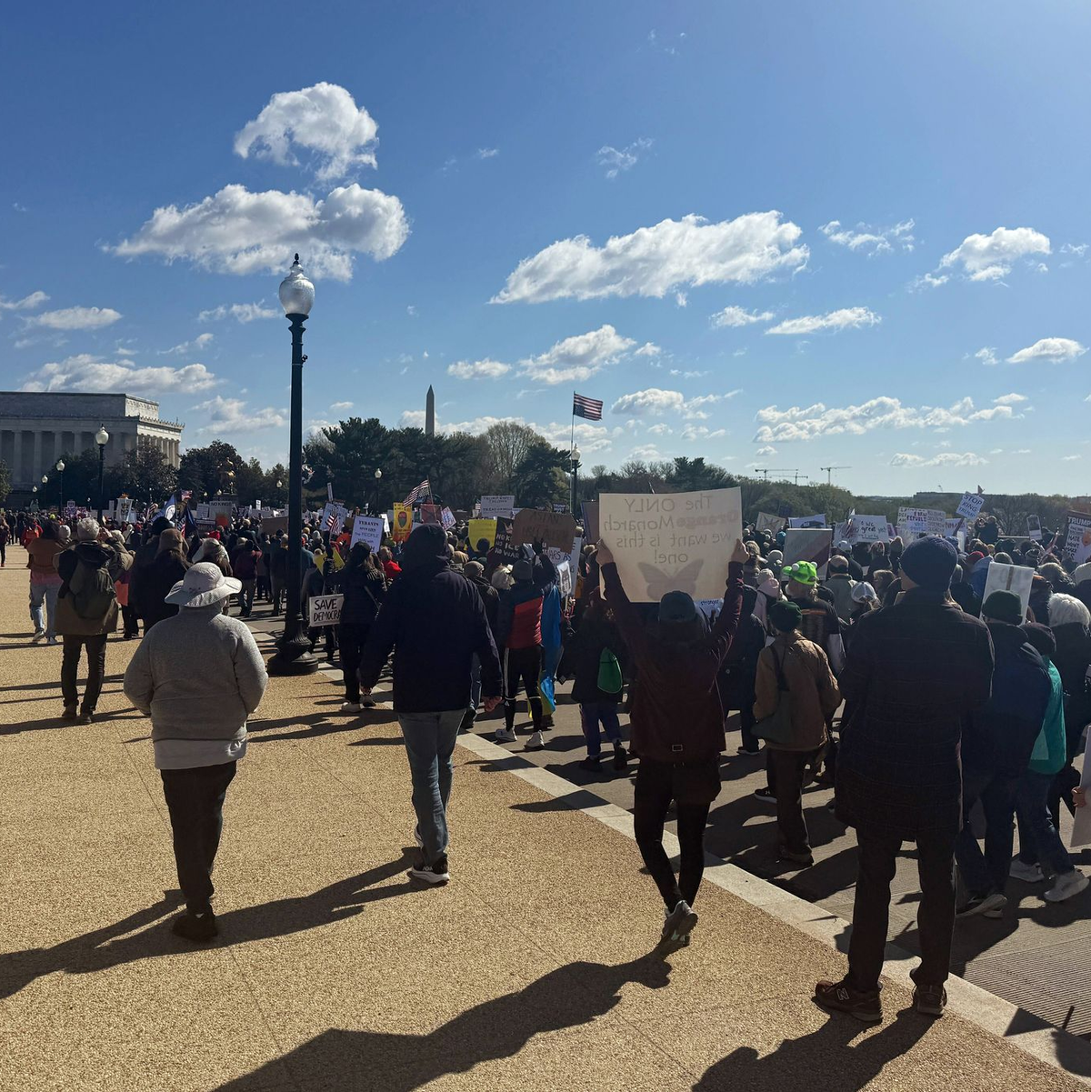 Die Teilnehmer marschieren von der Memorial Bridge bis zum Washington Monument. - Foto: Anna Ringle/dpa