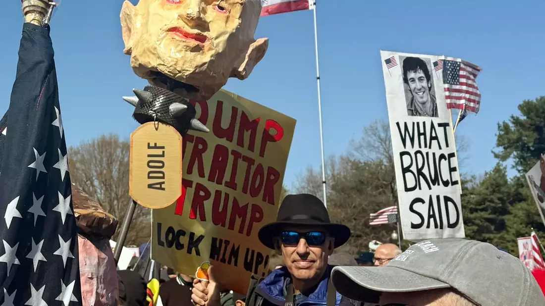 Demonstranten werfen der Trump-Regierung Faschismus vor. - Bild: Anna Ringle/dpa