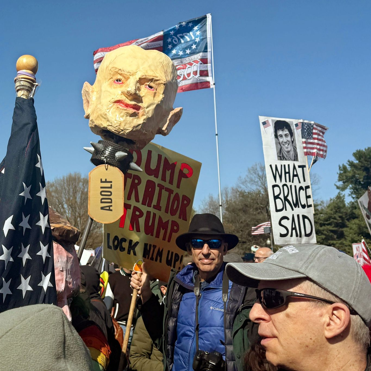 Demonstranten werfen der Trump-Regierung Faschismus vor. - Foto: Anna Ringle/dpa