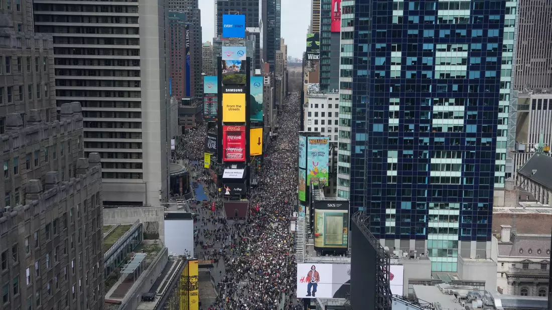 Straßen in New York waren voller Demonstranten. - Bild: Adam Gray/FR172090 AP/AP/dpa