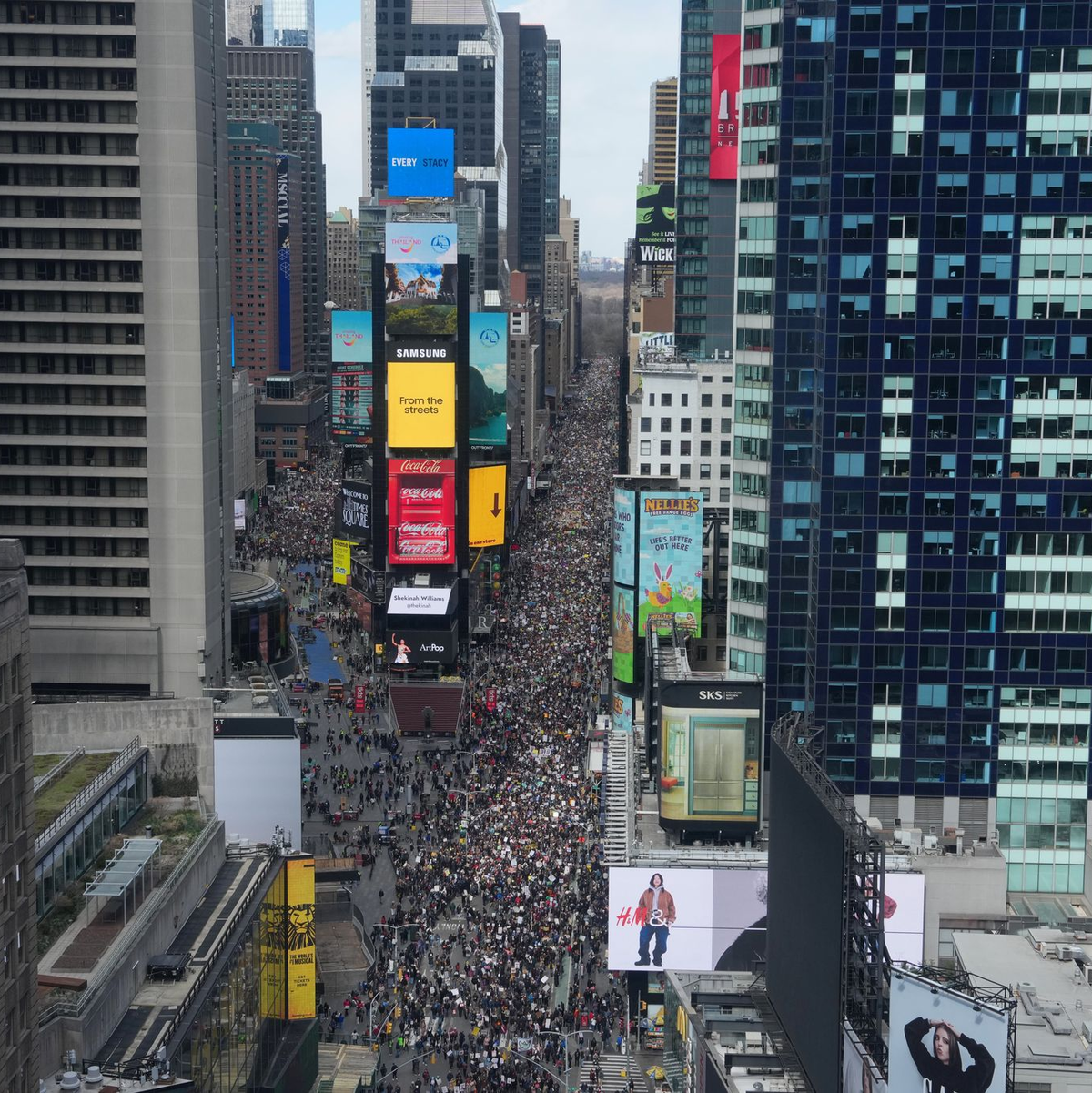 Straßen in New York waren voller Demonstranten. - Foto: Adam Gray/FR172090 AP/AP/dpa