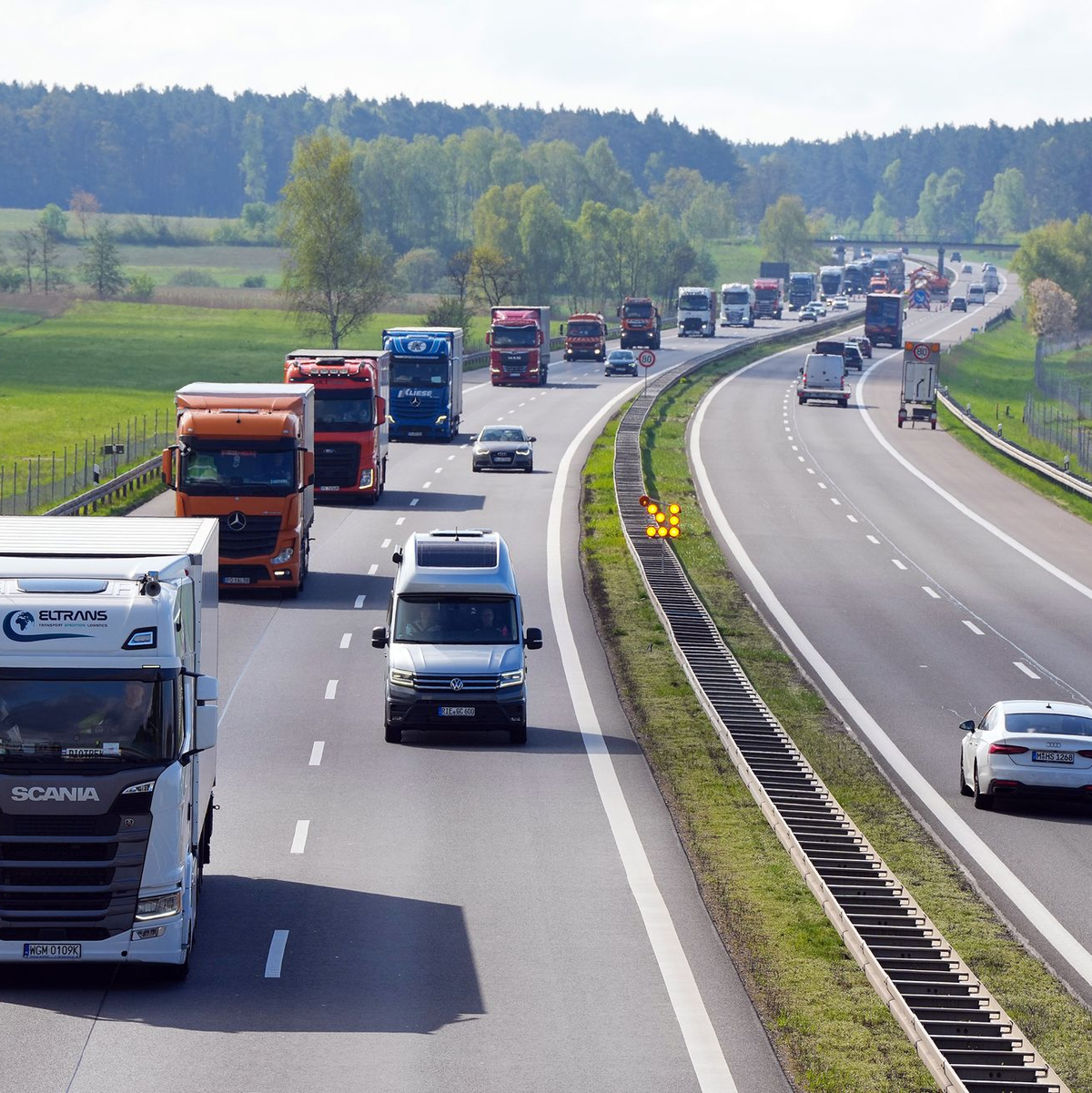 Die Dieselpreise steigen – und Speditionen schlagen Alarm. (Archivbild) - Foto: Soeren Stache/dpa
