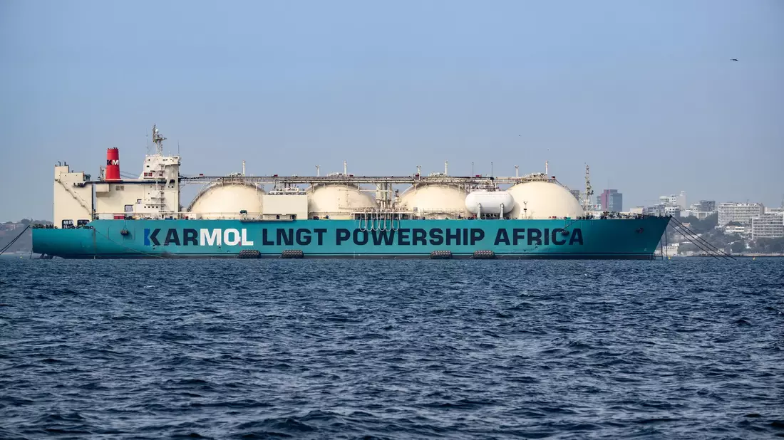 Gas-Frachter vor Dakar an der Küste von Senegal: LNG aus Afrika spielt eine wachsende Rolle. (Archivbild) - Bild: Bernd von Jutrczenka/dpa