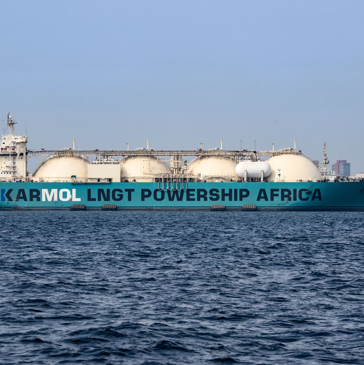 Gas-Frachter vor Dakar an der Küste von Senegal: LNG aus Afrika spielt eine wachsende Rolle. (Archivbild) - Foto: Bernd von Jutrczenka/dpa