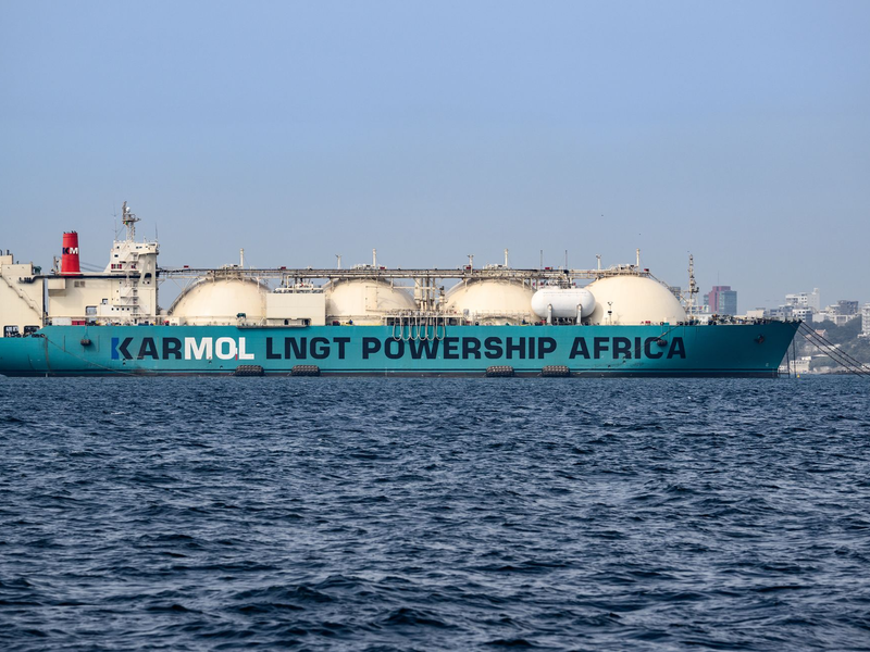 Gas-Frachter vor Dakar an der Küste von Senegal: LNG aus Afrika spielt eine wachsende Rolle. (Archivbild) - Foto: Bernd von Jutrczenka/dpa