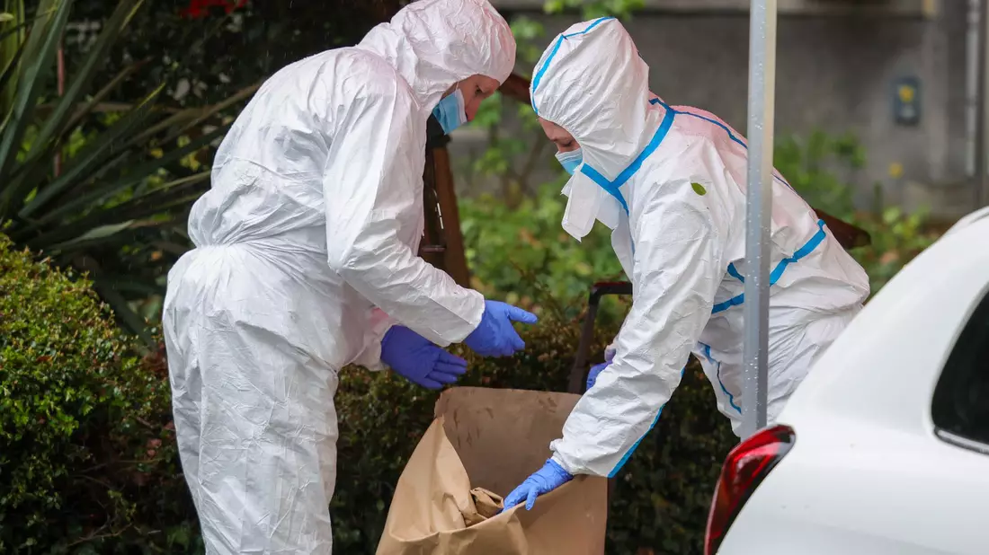 Der Verdächtige hat nach Polizeiangaben mit einem Messer eine Frau und zwei Kinder verletzt, eines davon ist daraufhin verstorben. - Bild: Christoph Reichwein/dpa