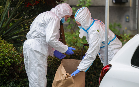 Der Verdächtige hat nach Polizeiangaben mit einem Messer eine Frau und zwei Kinder verletzt, eines davon ist daraufhin verstorben. - Foto: Christoph Reichwein/dpa