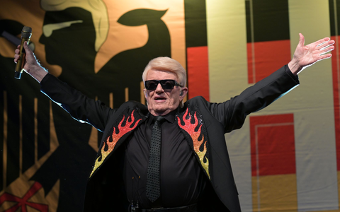 Viel Schwarz-Rot-Gold ist zu sehen, wenn Heino auf der Bühne singt. - Foto: Michael Bahlo/dpa