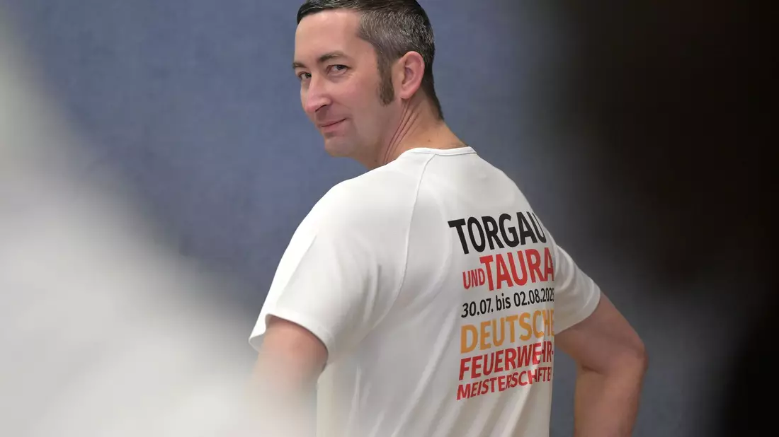 Richard Münder hat einen Eklat ausgelöst, weil bei Meisterschaften im Feuerwehrsport in Sachsen 2025 die geächtete erste Strophe des Deutschlandliedes erklang.  - Bild: Michael Bahlo/dpa
