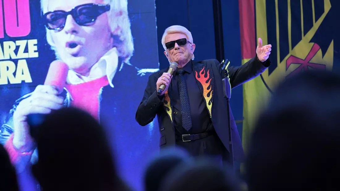 Heino wird bei seinem Zusatzkonzert aus Solidarität mit einem Feuerwehrmann im brandenburgischen Bad Belzig bejubelt. - Bild: Michael Bahlo/dpa