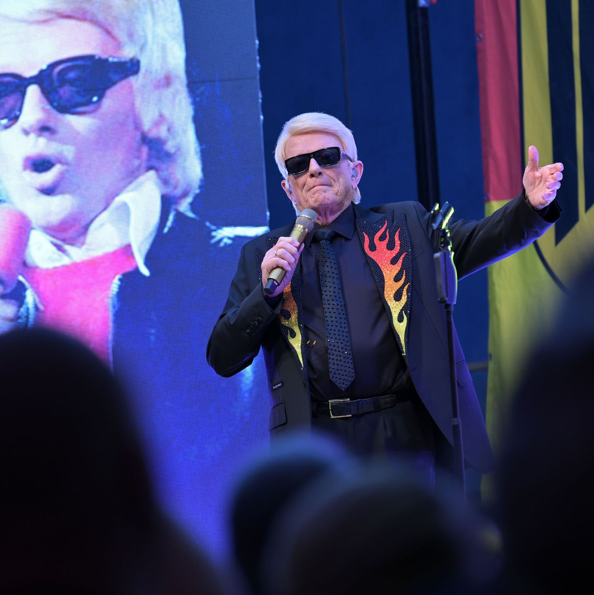 Heino wird bei seinem Zusatzkonzert aus Solidarität mit einem Feuerwehrmann im brandenburgischen Bad Belzig bejubelt. - Foto: Michael Bahlo/dpa