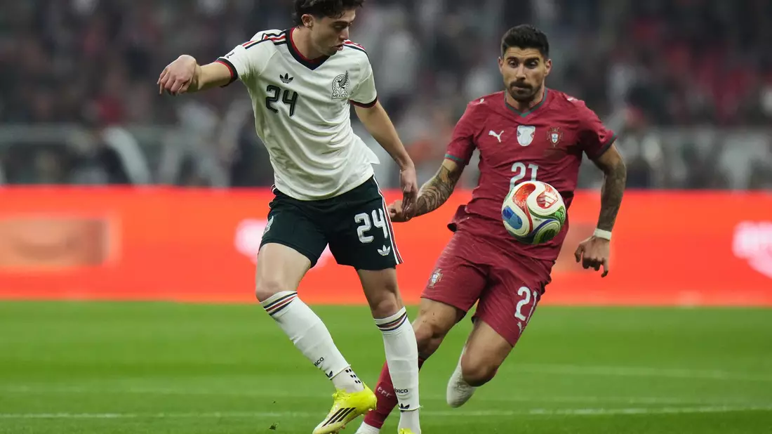 Mexikos Brian Gutierrez (l) und Portugals Ruben Neves konnten im Freundschaftsspiel ihrer Teams keine Tore bejubeln. - Bild: Eduardo Verdugo/AP/dpa