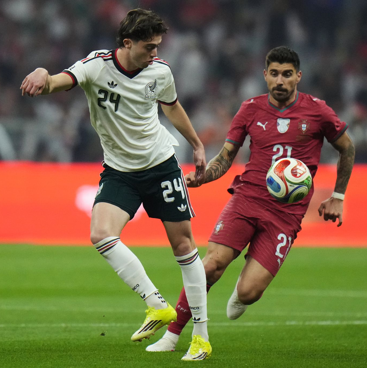 Mexikos Brian Gutierrez (l) und Portugals Ruben Neves konnten im Freundschaftsspiel ihrer Teams keine Tore bejubeln. - Foto: Eduardo Verdugo/AP/dpa