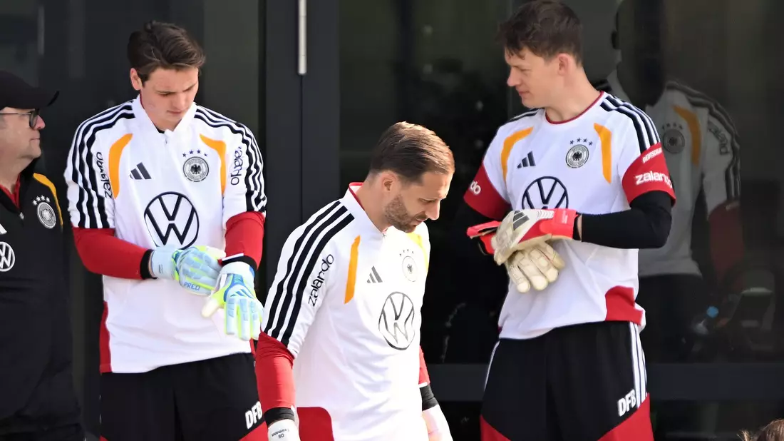 Oliver Baumann (m.) ist die Nummer eins im DFB-Tor vor Alexander Nübel (r.). (Archivbild) - Bild: Federico Gambarini/dpa