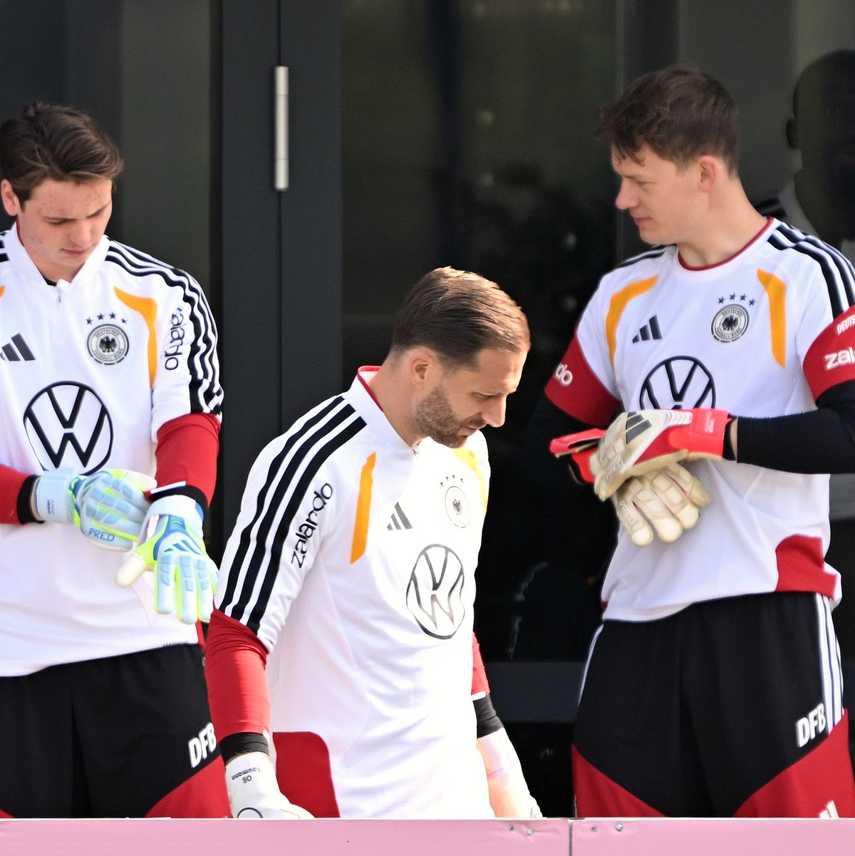 Oliver Baumann (m.) ist die Nummer eins im DFB-Tor vor Alexander Nübel (r.). (Archivbild) - Foto: Federico Gambarini/dpa