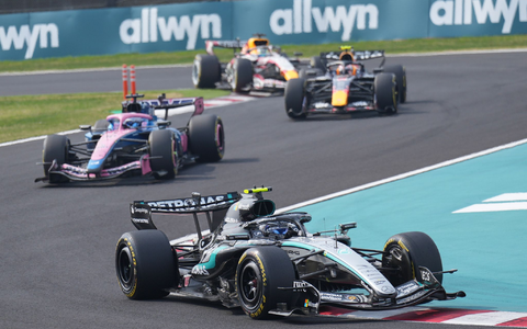 Mercedes-Pilot Kimi Antonelli (vorn) übernahm mit seinem Sieg in Japan die WM-Führung. - Foto: Hiro Komae/AP/dpa