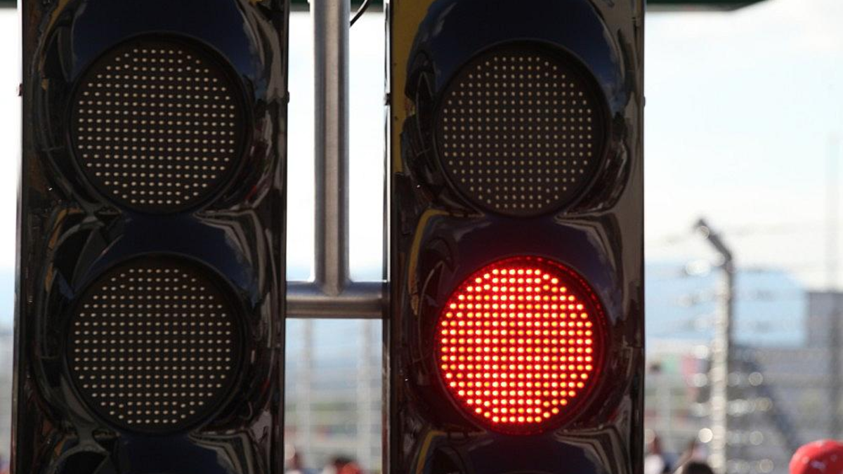 Ampel an einer Formel-1-Boxengasse (Archiv) - Foto: via dts Nachrichtenagentur