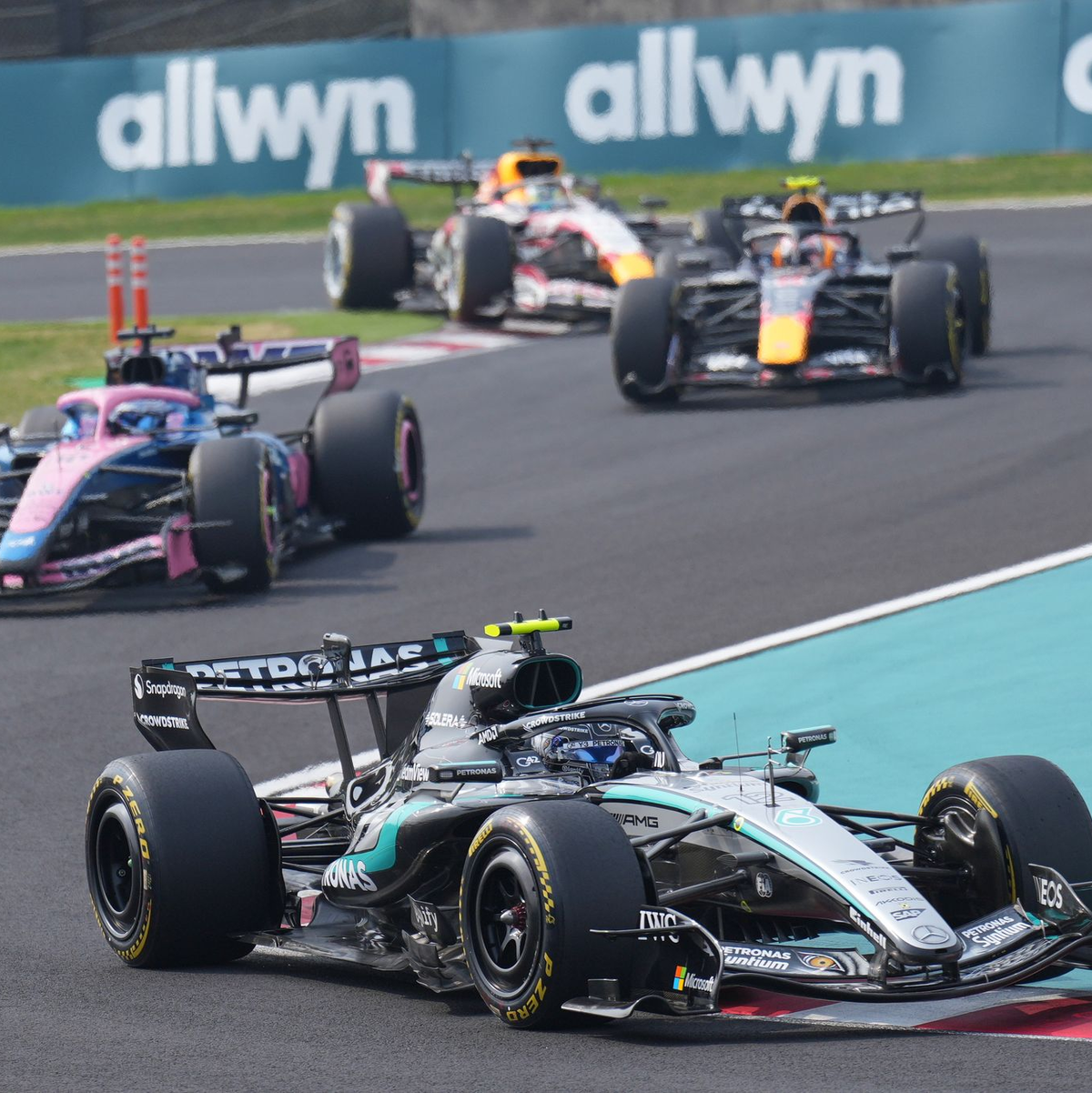 Mercedes-Pilot Kimi Antonelli (vorn) ist nach seinem Sieg in Japan neuer WM-Spitzenreiter. - Foto: Hiro Komae/AP/dpa