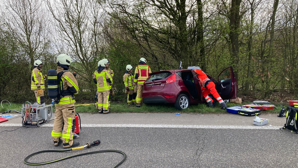 FW Grevenbroich: Verkehrsunfall auf der L361 - Zwei verletzte Personen - Foto: presseportal.de