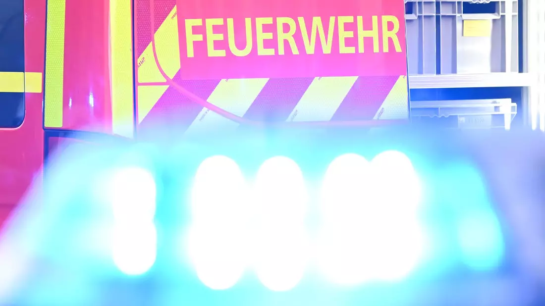 Mindestens 80 Einsatzkräfte von Feuerwehr, Polizei und Rettungsdienst waren in den frühen Morgenstunden ausgerückt.(Symbolbild) - Bild: Bernd Weißbrod/dpa
