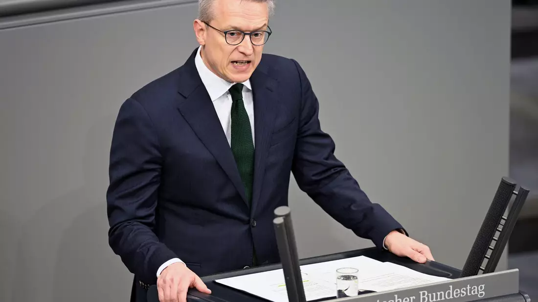 Minister Wildberger: KI wird Programmierer und Callcenter-Beschäftigte ersetzen. (Archivbild) - Bild: Lilli Förter/dpa