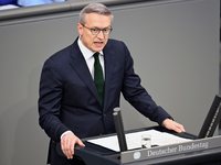 Minister Wildberger: KI wird Programmierer und Callcenter-Beschäftigte ersetzen. (Archivbild) - Foto: Lilli Förter/dpa