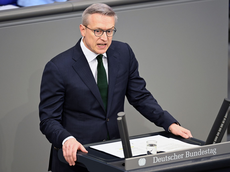 Minister Wildberger: KI wird Programmierer und Callcenter-Beschäftigte ersetzen. (Archivbild) - Foto: Lilli Förter/dpa