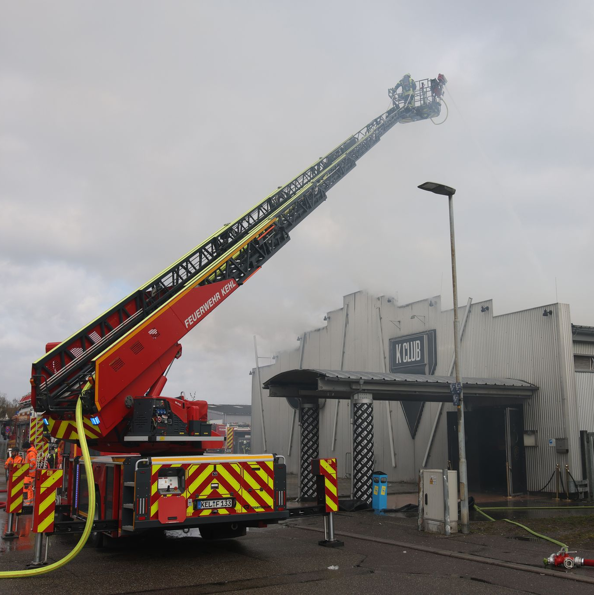 Die Feuerwehr löscht einen Brand in einem Club. Hunderte Feiernde retten sich ins Freie. - Foto: Philipp von Ditfurth/dpa