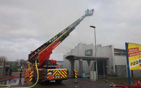 Die Feuerwehr löscht einen Brand in einem Club. Hunderte Feiernde retten sich ins Freie. - Foto: Philipp von Ditfurth/dpa