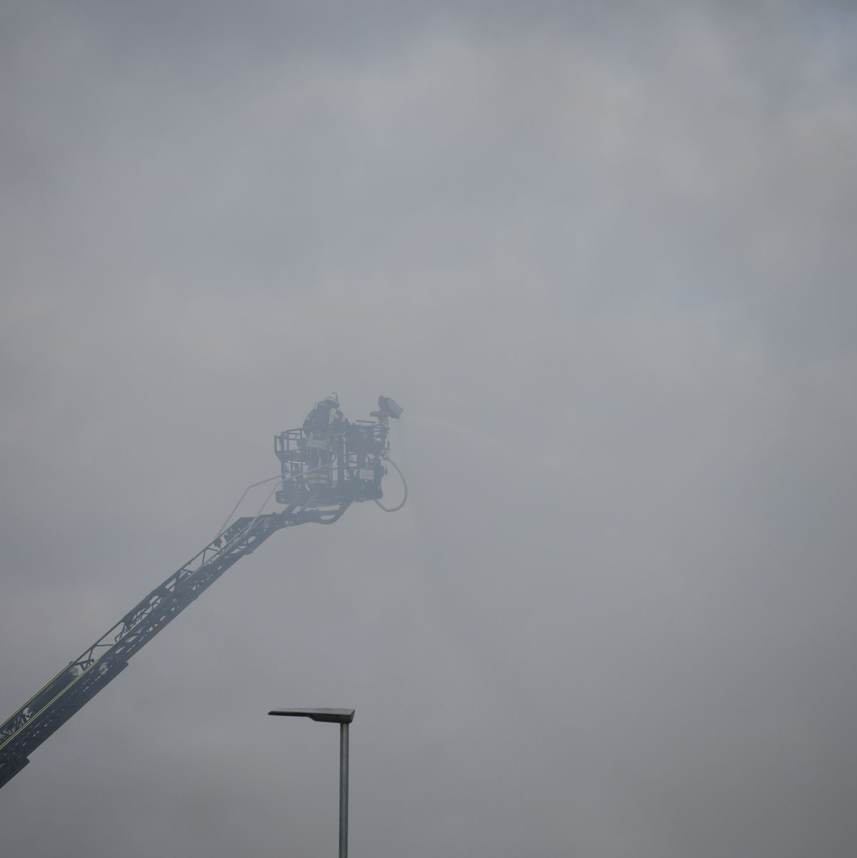 Auch am Vormittag nach dem Feuer kämpfte die Feuerwehr gegen Glutnester. - Foto: Philipp von Ditfurth/dpa