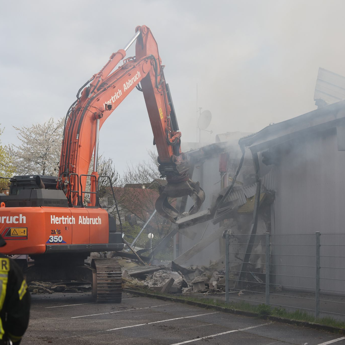Der Club an der Grenze zu Frankreich ist komplett zerstört. - Foto: Philipp von Ditfurth/dpa