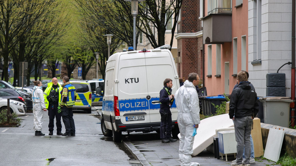 Polizeibeamte vor dem Mehrfamilienhaus der Familie in Witten. Mutter und Tochter sind weiterhin im Krankenhaus. - Foto: Christoph Reichwein/dpa